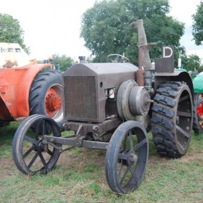 Ici, les tracteurs non restaurés sont légions et bienvenus