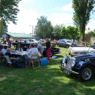 Déjeuner sur l'herbe au milieu des autos