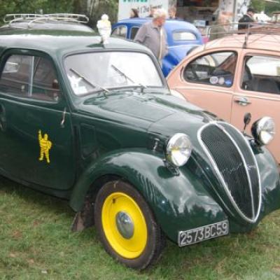 Simca 5 fourgonnette aux couleurs Michelin