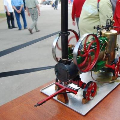 Splendide machine à vapeur actionnant une bateuse à l'ancienne et à l'échelle