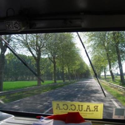 Sur la route du retour au travers du pare-brise du Lestarquit