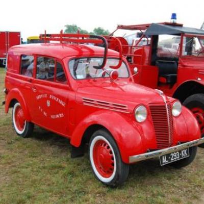 Les pompiers avec cette Renault Juvaquatre