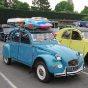 Route des vacances -  Citroen 2cv et sa galerie bien chargée