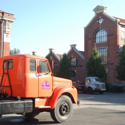 Scania 76 tracteur de 1976 sur fond de Berliet TLR10M2 